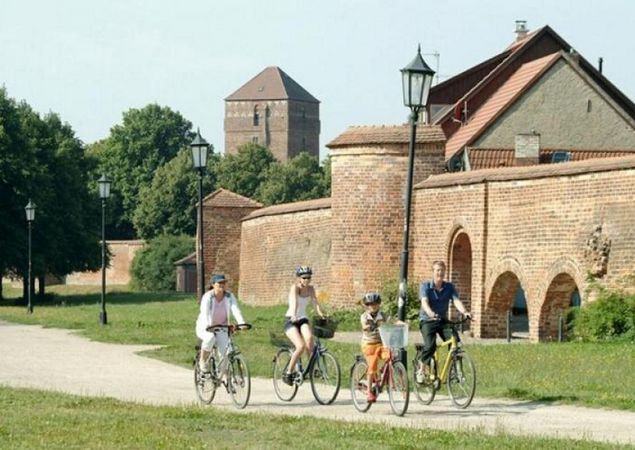 Radler vor der Stadtmauer in Wittstock, Foto: StudioProkopy, Lizenz: TMB Tourismus-Marketing Brandenburg GmbH