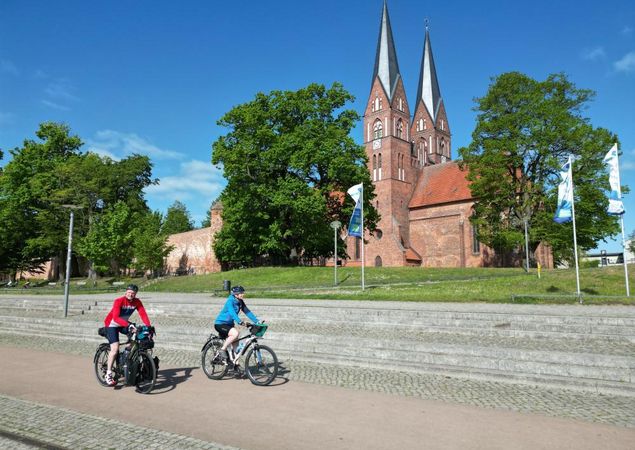 Radfahrer vor der Neuruppiner Klosterkirche, Foto: Thomas Widerin, Lizenz: Tourismusverband Ruppiner Seenland