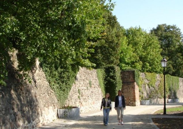 Spaziergang an der Stadtmauer Bernau, Foto: Stadt Bernau Spaziergang an der Stadtmauer Bernau, Foto: Stadt Bernau