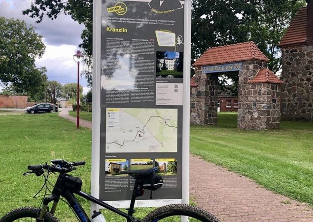 Infostele in Kränzlin, Foto: Itta Olaj, Lizenz: Brandenburgische Seenplatte GmbH