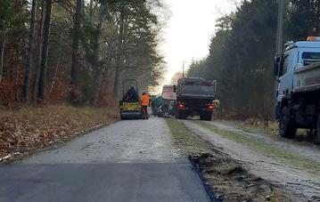 Auf dem Radweg stehen Planierraupen. Der Asphalt ist wieder glatt und stolperfrei passierbar.
