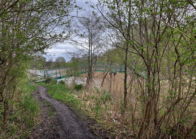 Die Strohbrücke zwischen Moderfitzssee und Haussee, Foto: Jörg Bartz, Lizenz: TV Ruppiner Seenland e.V. Die Strohbrücke zwischen Moderfitzssee und Haussee, Foto: Jörg Bartz, Lizenz: TV Ruppiner Seenland e.V.