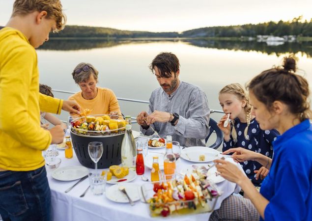 Vor Anker liegen und Grillen mit der ganzen Familie, Foto: Sylvia Pollex / Thomas Rötting, Lizenz: Kuhnle-Tours GmbH Vor Anker liegen und Grillen mit der ganzen Familie, Foto: Sylvia Pollex / Thomas Rötting, Lizenz: Kuhnle-Tours GmbH