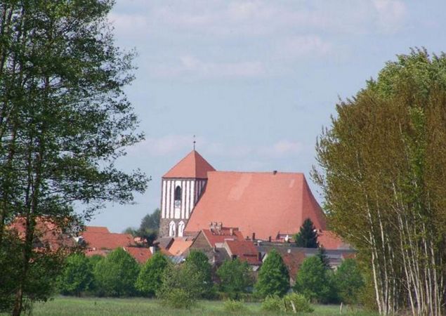 Die weithin sichtbare Stadtkirche St. Peter und Paul in Wusterhausen/Dosse, Foto: Elke Schmiele, Lizenz: TMB Tourismus-Marketing Brandenburg GmbH