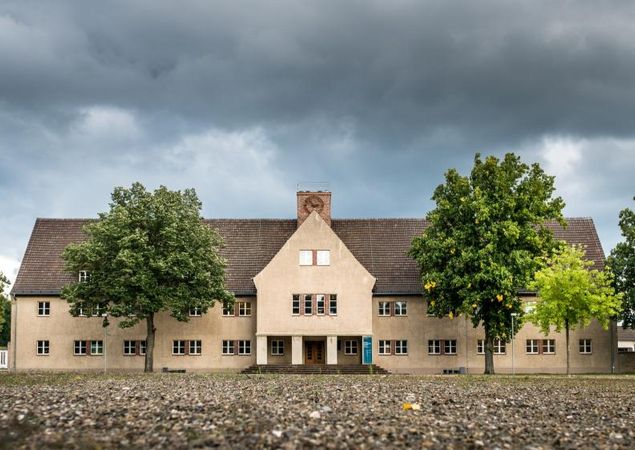 Außengelände der Mahn- und Gedenkstätte Ravensbrück, Foto: André Wirsig, Lizenz: REGiO-Nord mbH Außengelände der Mahn- und Gedenkstätte Ravensbrück, Foto: André Wirsig, Lizenz: REGiO-Nord mbH