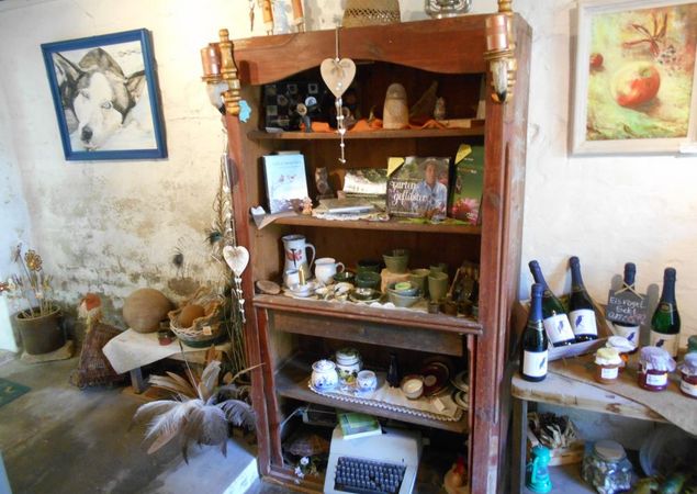 Kleiner Verkaufsraum im alten Stall, Foto: Exotik-Kunst-Garten Kleiner Verkaufsraum im alten Stall, Foto: Exotik-Kunst-Garten