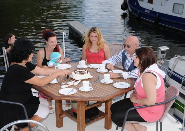 Kaffee trinken an Bord, Foto: Revier Charter
