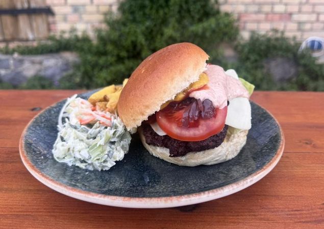Gut Boltenhof - Burger frisch aus der Weideküche, Foto: Andrea Riest, Lizenz: Gut Boltenhof Inh. Jan-Uwe Riest Gut Boltenhof - Burger frisch aus der Weideküche, Foto: Andrea Riest, Lizenz: Gut Boltenhof Inh. Jan-Uwe Riest