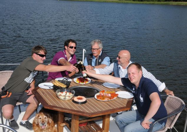 Männerurlaub mit Grillen an Deck, Foto: Revier Charter
