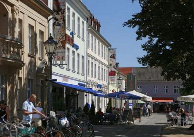 Gemütlich Speisen in der Neuruppiner Innenstadt, Foto: Henry Mundt, Lizenz: TMB Tourismus-Marketing Brandenburg GmbH