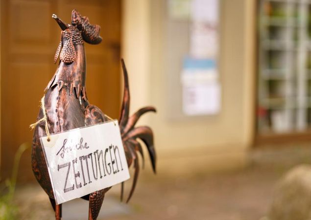 Begrüßung in der Tourist-Information Stechlin im Glasmacherhaus in Neuglobsow, Foto: André Wirsig, Lizenz: REGiO-Nord mbH