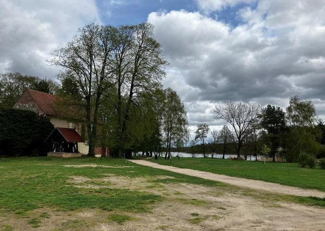 Zwischen Weihnachtsmann und Klosterruine zum Haussee, Foto: Jörg Bartz, Lizenz: TV Ruppiner Seenland e.V. Zwischen Weihnachtsmann und Klosterruine zum Haussee, Foto: Jörg Bartz, Lizenz: TV Ruppiner Seenland e.V.