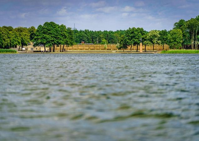 Mahn- und Gedenkstätte Ravensbrück vom Schwedtsee aus gesehen, Foto: André Wirsig, Lizenz: REGiO-Nord mbH Mahn- und Gedenkstätte Ravensbrück vom Schwedtsee aus gesehen, Foto: André Wirsig, Lizenz: REGiO-Nord mbH