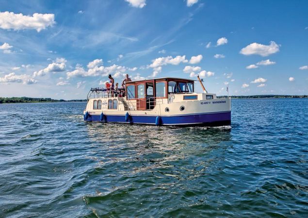 Mit einer Kormoran von Kuhnle-Tours führerscheinfrei aufs Wasser, Foto: Harald Mertes, Lizenz: Kuhnle-Tours GmbH Mit einer Kormoran von Kuhnle-Tours führerscheinfrei aufs Wasser, Foto: Harald Mertes, Lizenz: Kuhnle-Tours GmbH
