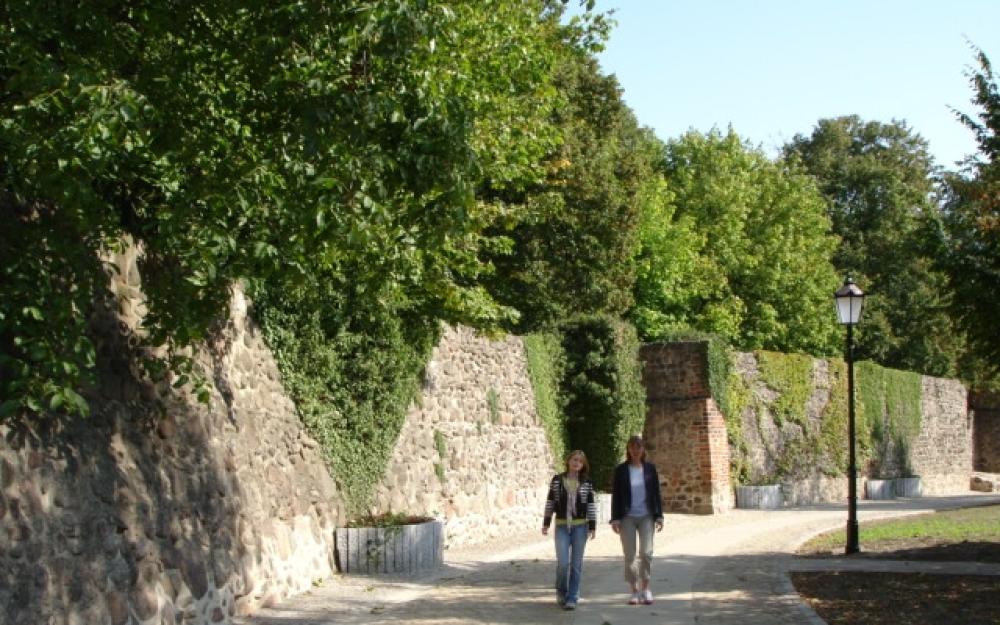 Spaziergang an der Stadtmauer Bernau, Foto: Stadt Bernau Spaziergang an der Stadtmauer Bernau, Foto: Stadt Bernau