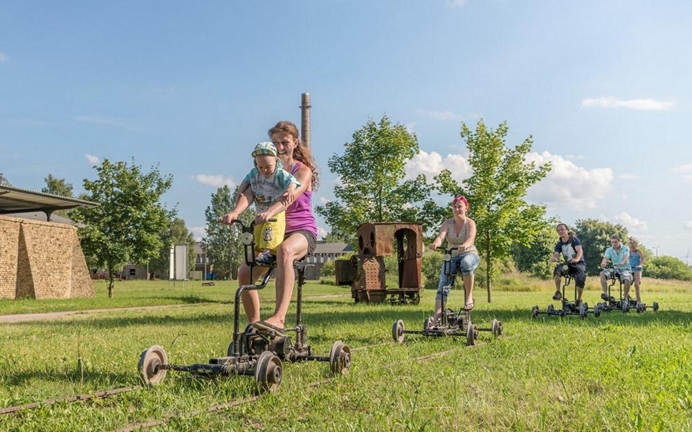 Schienenfahrrad im Ziegeleipark Mildenberg, Foto: Susanne Wernicke, Lizenz: Ziegeleipark Mildenberg Schienenfahrrad im Ziegeleipark Mildenberg, Foto: Susanne Wernicke, Lizenz: Ziegeleipark Mildenberg