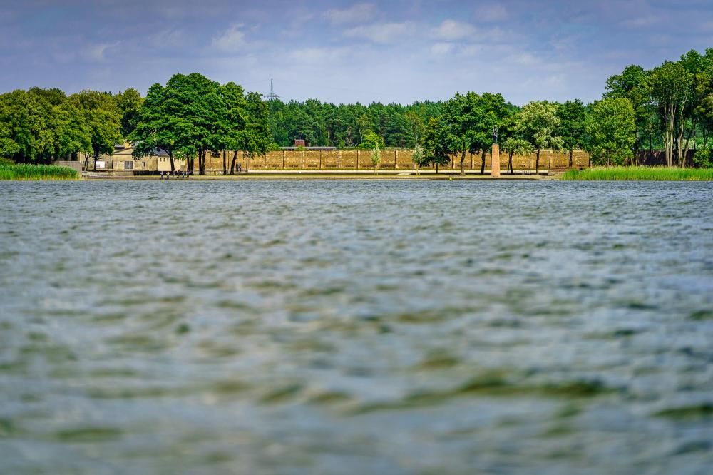Mahn- und Gedenkstätte Ravensbrück vom Schwedtsee aus gesehen, Foto: André Wirsig, Lizenz: REGiO-Nord mbH Mahn- und Gedenkstätte Ravensbrück vom Schwedtsee aus gesehen, Foto: André Wirsig, Lizenz: REGiO-Nord mbH