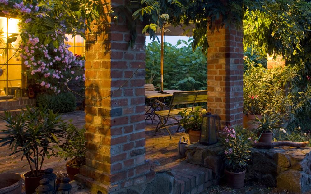 Verwunschene Sitzecke in Theo's Gartencafé, Foto: M. Haddenhorst, Lizenz: M. Haddenhorst Verwunschene Sitzecke in Theo's Gartencafé, Foto: M. Haddenhorst, Lizenz: M. Haddenhorst
