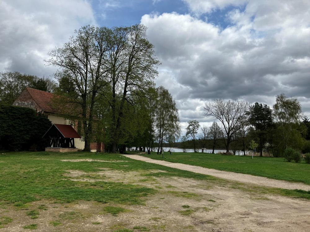 Zwischen Weihnachtsmann und Klosterruine zum Haussee, Foto: Jörg Bartz, Lizenz: TV Ruppiner Seenland e.V. Zwischen Weihnachtsmann und Klosterruine zum Haussee, Foto: Jörg Bartz, Lizenz: TV Ruppiner Seenland e.V.