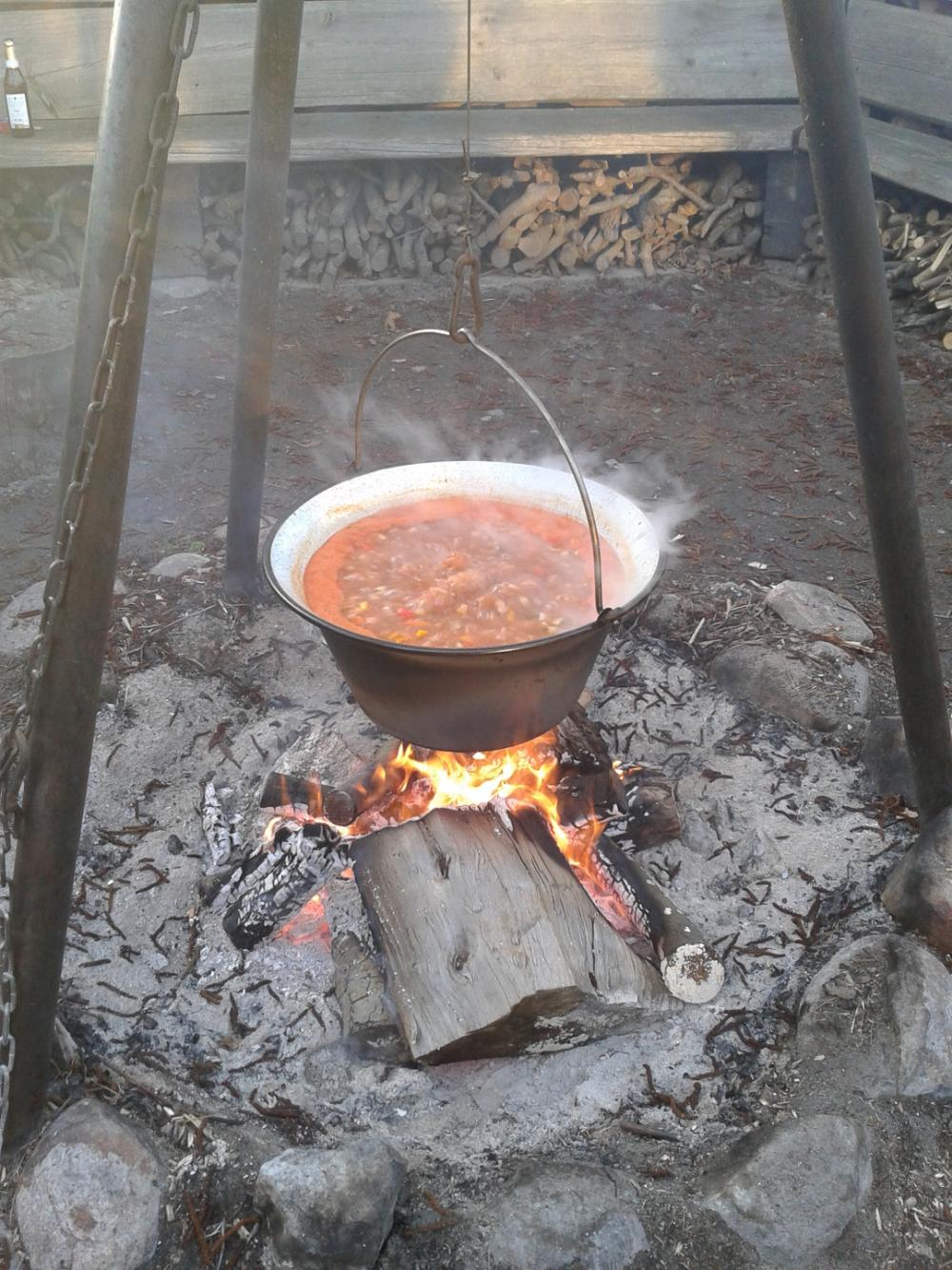Campingplatz am Röblinsee - Kesselgulasch am Lagerfeuer, Foto: Jörg Kietzmann, Lizenz: Jörg Kietzmann Campingplatz am Röblinsee - Kesselgulasch am Lagerfeuer, Foto: Jörg Kietzmann, Lizenz: Jörg Kietzmann
